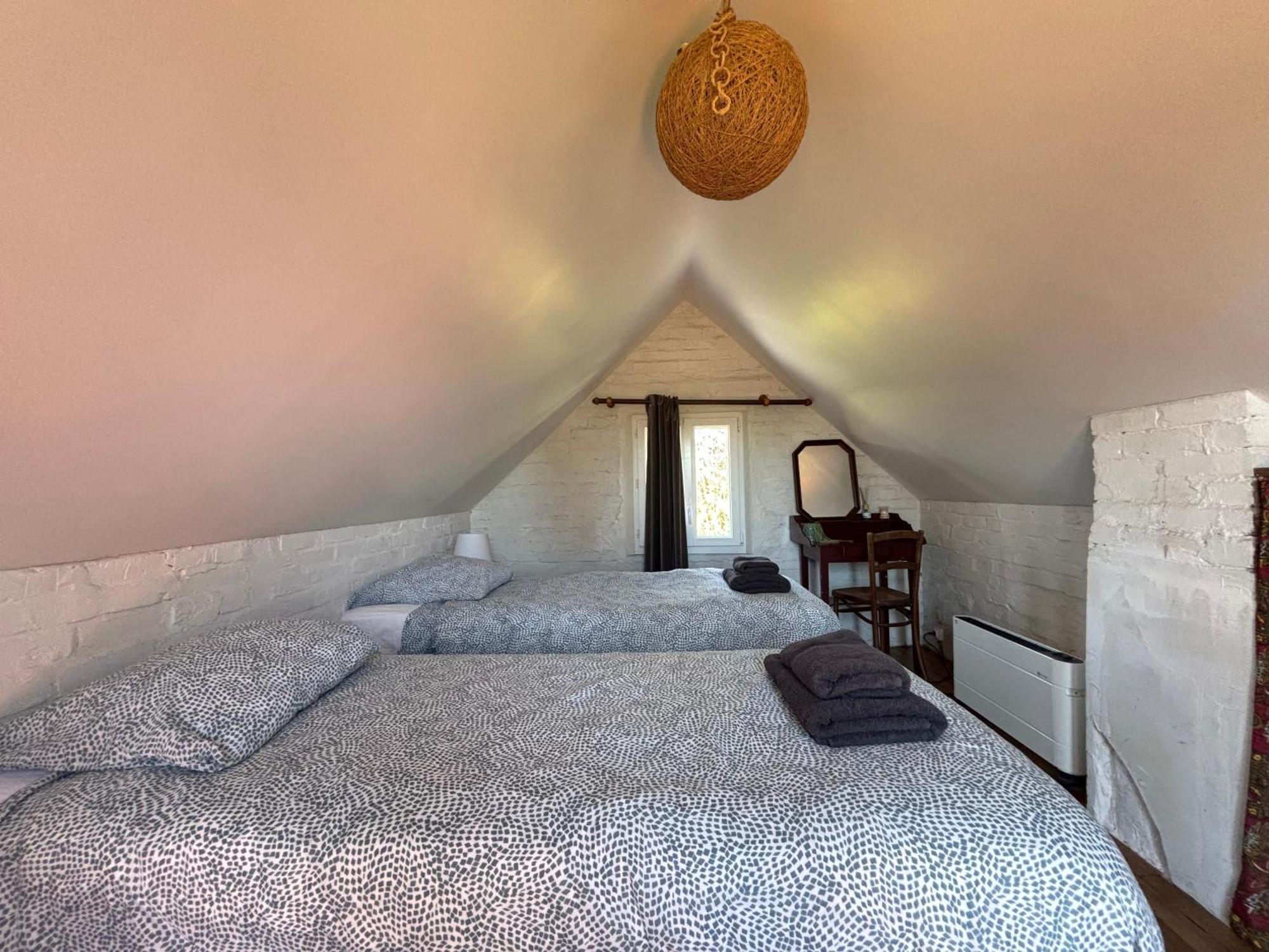 Maison De Campagne Lumineuse Spacieuse Dans Impasse Au Calme A Proximite D'Un Chateau Deux Verandas Grand Jardin Cabane Pour Velos, Pres Port En Bessin Et Bayeux, Proche Plages Du Debarquement Commes Ngoại thất bức ảnh
