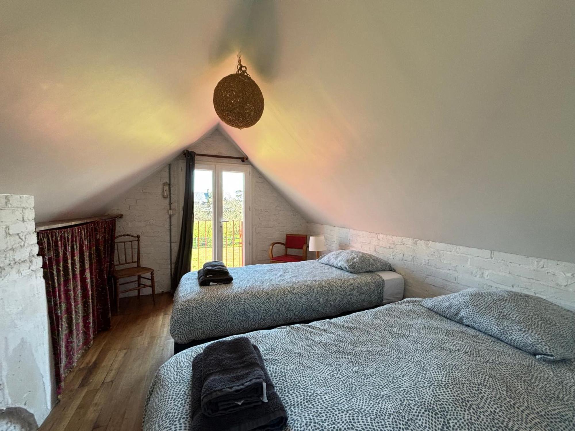 Maison De Campagne Lumineuse Spacieuse Dans Impasse Au Calme A Proximite D'Un Chateau Deux Verandas Grand Jardin Cabane Pour Velos, Pres Port En Bessin Et Bayeux, Proche Plages Du Debarquement Commes Ngoại thất bức ảnh